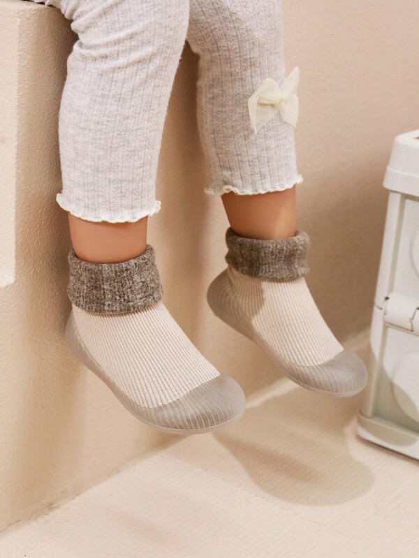 Botas de nieve de lana de cordero para niños en color caqui, zapatos planos cómodos y suaves de primera caminata para niños, calcetines antideslizantes para el suelo, zapatos de suela blanda antideslizantes para niños y niñas, calcetines para el piso interiores de bebé y niño pequeño con forro cálido