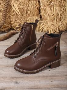 2025 秋冬女士棕色皮革外观系带侧拉链靴，时尚百搭英伦风格，完美搭配牛仔裤