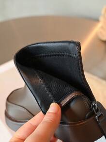1 双女童中筒靴，柔软 PU 皮革，后拉链闭合，圆头，平底，防滑，舒适，时尚可爱的公主切尔西短靴，适合日常外出、派对、度假和秋冬季休闲穿着（此靴子尺码偏小，请订购大一码） - 查看 9