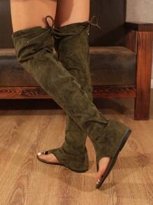 Bốt dài quai chữ T đế xuồng màu xanh lá cây bằng da lộn cao đến đùi dành cho nữ - màu xanh lá - Xem 4