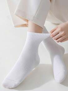 1/3/5/10 pares de calcetines tipo crew para mujer, calcetines de algodón, calcetines blancos, calcetines de mujer, calcetines lindos, calcetines de niña, aptos para otoño/invierno/primavera/verano, con detalles de malla transpirable, diseño de agujeros con guía de respiración, que absorbe la humedad, suaves y lisos, adecuados para diversas ocasiones como fiestas, deportes, ocio, negocios y otros usos diarios, se pueden usar durante todo el año, las combinaciones de colores son aleatorias.