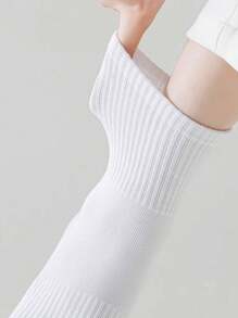 1/3/5/10 pares de calcetines tipo crew para mujer, calcetines de algodón, calcetines blancos, calcetines de mujer, calcetines lindos, calcetines de niña, aptos para otoño/invierno/primavera/verano, con detalles de malla transpirable, diseño de agujeros con guía de respiración, que absorbe la humedad, suaves y lisos, adecuados para diversas ocasiones como fiestas, deportes, ocio, negocios y otros usos diarios, se pueden usar durante todo el año, las combinaciones de colores son aleatorias.