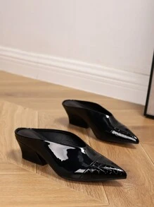 經典春秋款尖頭深挖口封趾粗跟穆勒鞋，優雅舒適通勤度假寬楦女鞋，黑色亮面拼接鱷魚壓紋露跟高跟鞋，不對稱鞋跟 - 黑色 - 查看 6
