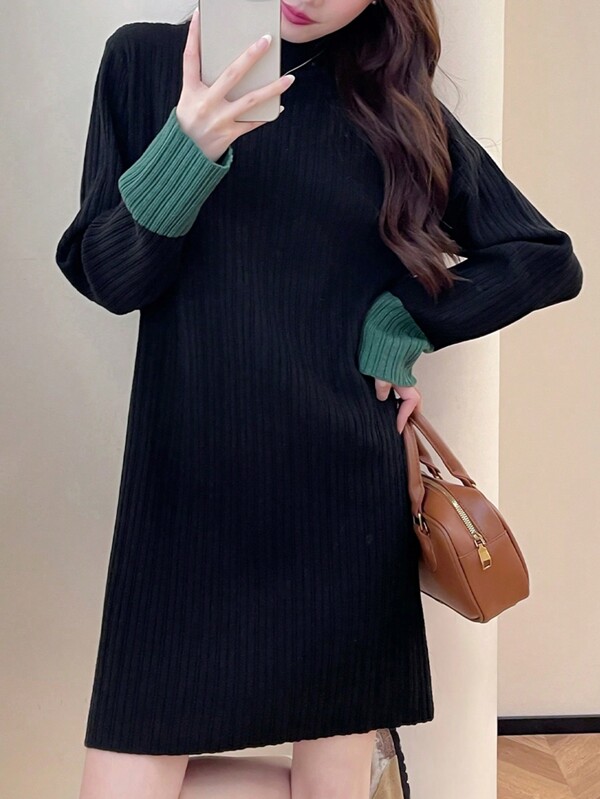 Vestido elegante de manga comprida com decote alto e design de manga de cor contrastante