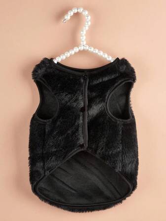 1件黑色宠物背心，仿毛皮绒面料，猫狗通用，适合秋冬季穿着。