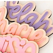 定制亚克力钥匙扣、背包姓名牌、定制包牌、儿童姓名牌、3D钥匙扣、秋冬季尿布包牌，多用途、大容量、百搭、多功能、色彩缤纷、可爱、萌系、简约、趣味、卡哇伊、千禧风、极简主义、通勤、商务休闲、基础款、定制、个性化、独特、专属定制、送给他的理想礼物、送给她的理想礼物、送给家人、朋友、女朋友、周年纪念日、生日、节日/度假、户外/郊游/旅行/徒步/体育场/运动/攀岩、商务/通勤/工作/办公室、定制包包配件、时尚秋季、尽显魅力 - 彩色 - 查看 19