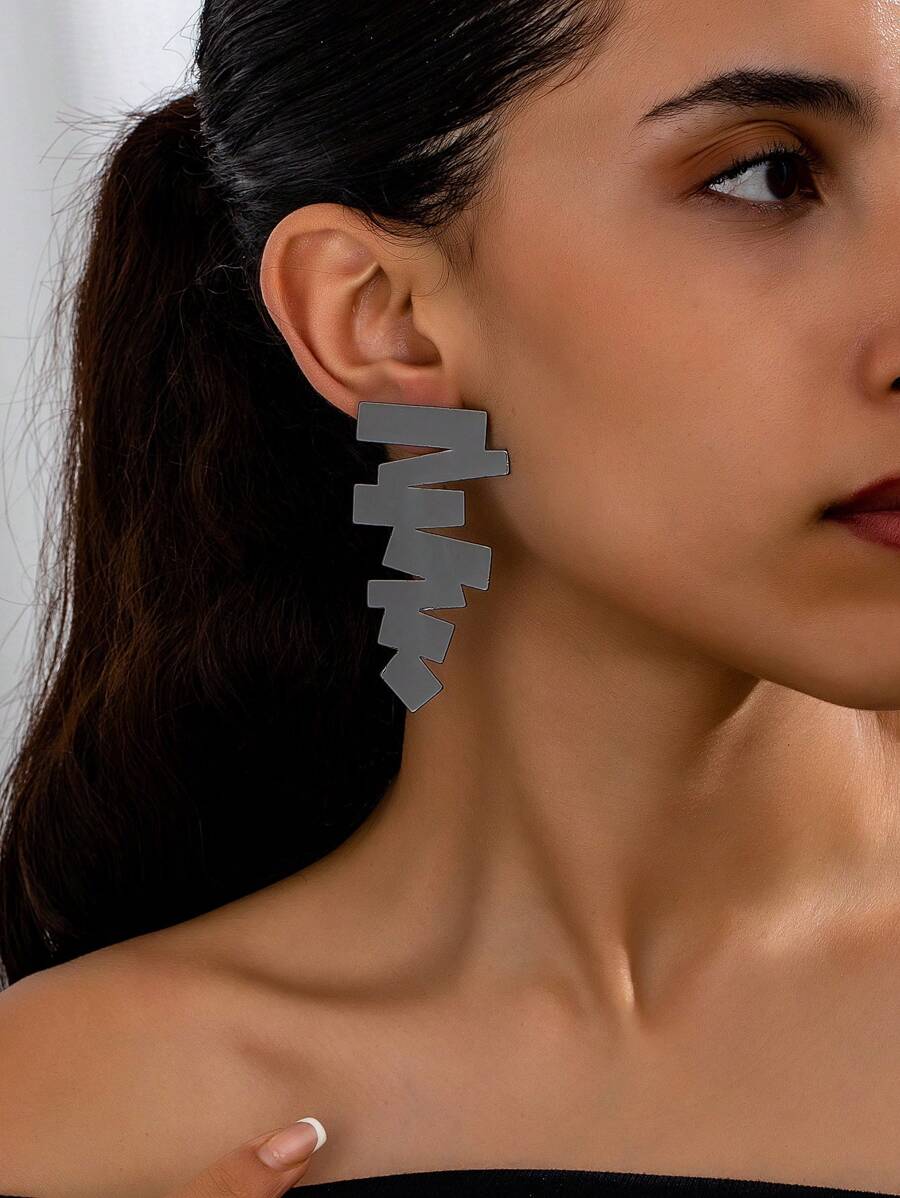 1 Pair Asymmetrical Geometric Pattern Retro Exaggerated Design Stud Earrings For Women - Black - View 1