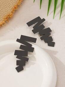 1 Pair Asymmetrical Geometric Pattern Retro Exaggerated Design Stud Earrings For Women - Black - View 5
