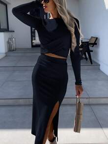 2 piezas Conjunto de top corto con dobladillo retorcido y falda de punto acanalado con abertura para mujer en otoño