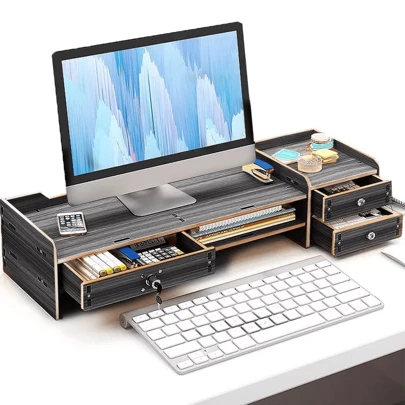 1 pieza Estante elevador de monitor de escritorio, organizador de escritorio de oficina para pantalla de computadora,Soporte Elevador De Metal Para Monitor Con Cajón Organizado,Soporte de escritorio multifuncional, soporte de escritorio apilable de varias capas, combinación libre de material de oficina, cómodo, Para Monitor De Computadora,Soporte de Madera para Monitor Laptop Multiusos Oficina Escritorio Organización,Esta mesa de almacenamiento de escritorio tiene una apariencia simple y una gran practicidad. El escritorio se puede usar para colocar computadoras de escritorio, portátiles, libros y otros artículos. Viene con tres cajones pequeños que pueden ayudarlo a almacenar artículos pequeños. Hay una pequeña rejilla en el medio que también puede almacenar cuadernos y notas adhesivas. Esta práctica mesa puede ayudarlo a optimizar el espacio del escritorio y mejorar la eficiencia de uso.