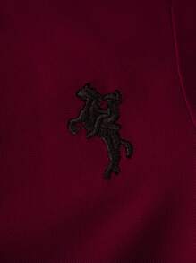 男童酒紅色長袖 Polo 衫，騎士刺繡與條紋領口學院風上衣，適合返校季、日常穿著，秋冬款 - 酒紅色 - 查看 6