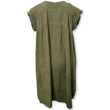 Vestido Curto Indiano com Bolso, Botões e Bordado Plus Size