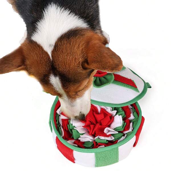 Weihnachts-Schnüffel-Matte für Hunde, ein Spielzeug zum Training des Geruchssinns und der Futterjagd-Fähigkeiten. Es besteht normalerweise aus mehrschichtigen Materialien wie Stoff, Filz oder anderen Textilien mit vielen Falten und Taschen, um Futter oder Leckerchen zu verstecken. Hunde müssen schnüffeln und graben, um das Futter zu finden, was sie unterhält und gleichzeitig ihren natürlichen Jagdinstinkt und ihre kognitiven Fähigkeiten stimuliert.