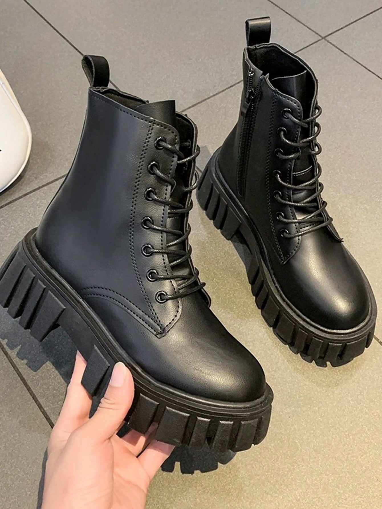 بوت الكاحل ذات الكعب السميك الأسود، من نوع ربطة ال...