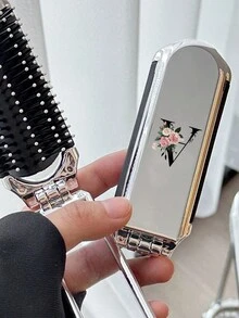 1 pièce Miroir de maquillage et de cheveux 2-en-1 pliable - Portable, de table, lettres noires fleuries A-Z, outil de beauté contemporain pour voyager. Peigne pliant avec miroir de maquillage, facile à transporter, parfait pour les voyages, les sorties, l'utilisation. Peigne à coussin d'air double usage, accessoire de massage du cuir chevelu, produit de voyage, fournitures scolaires, accessoires de vacances essentiels - Argent - Voir 7