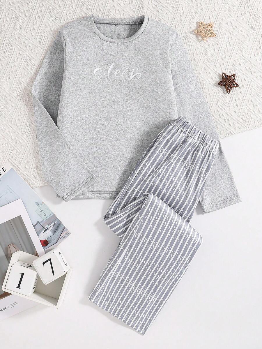 这款时尚休闲家居服套装包括 1 件灰色长袖圆领字母印花上衣和 1 条条纹直筒裤,适合女孩和青少年在春、夏、秋、冬四季居家穿着。 - 灰色 - 查看 1