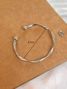 1 Stück minimalistische silberne verdrehte elegante Mode-Armband, Nischenkonstruktion für Frauen, schicker Stil