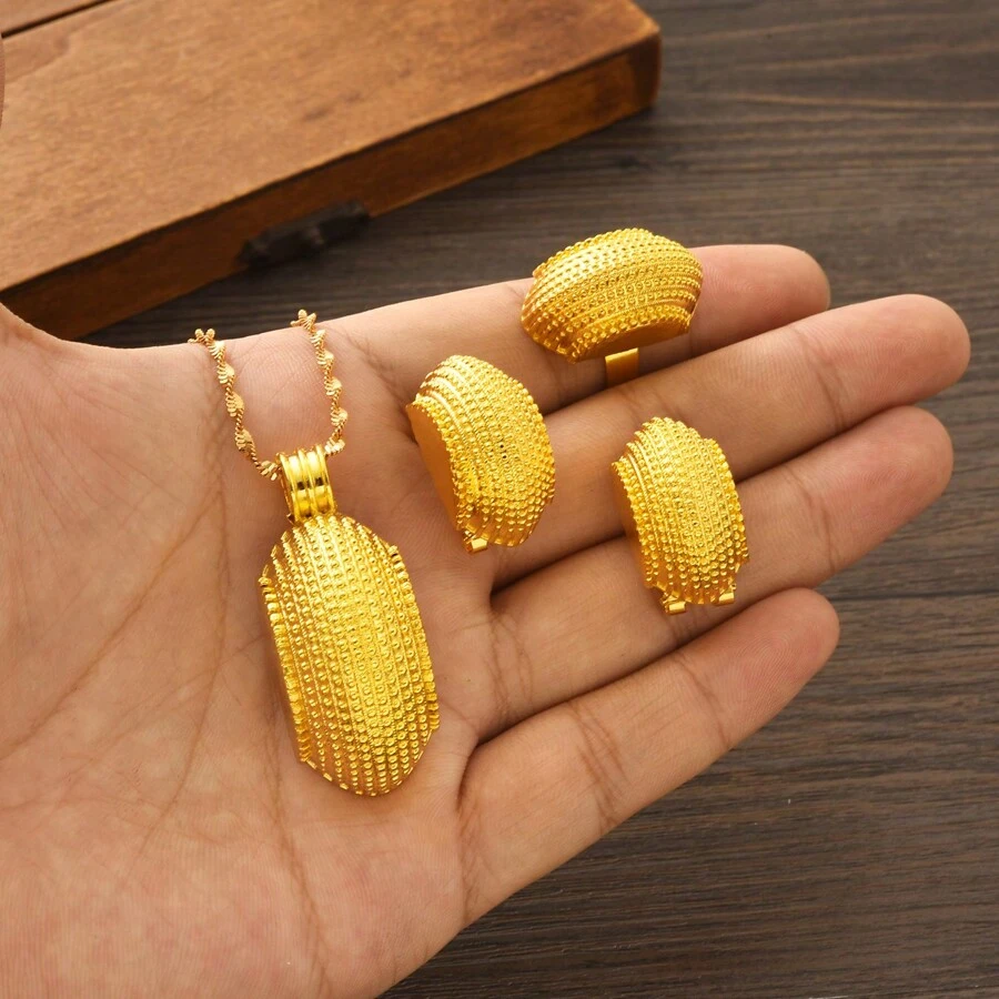 مجموعة مجوهرات كلاسيكية بلون ذهبي بتصميم هندسي على شكل قوس، تشمل قلادة وأقراط وخاتم وسوار، مجموعة مثالية للنساء في الشرق الأوسط للاستخدام اليومي أو هدايا أعياد الميلاد والأعراس والمناسبات الخاصة - ذهبي أصفر - مشاهدة 1