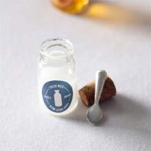 2 piezas de decoración miniatura para diorama de leche, miel, mermelada de fresa y musgo, modelo de juguete de comida a escala 1:12 para casa de muñecas, regalo de Navidad