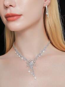 闪闪发光的雪花锆石吊坠项链耳环首饰套装，优雅的圣诞派对礼服配饰，适合作为礼物锆石首饰套装