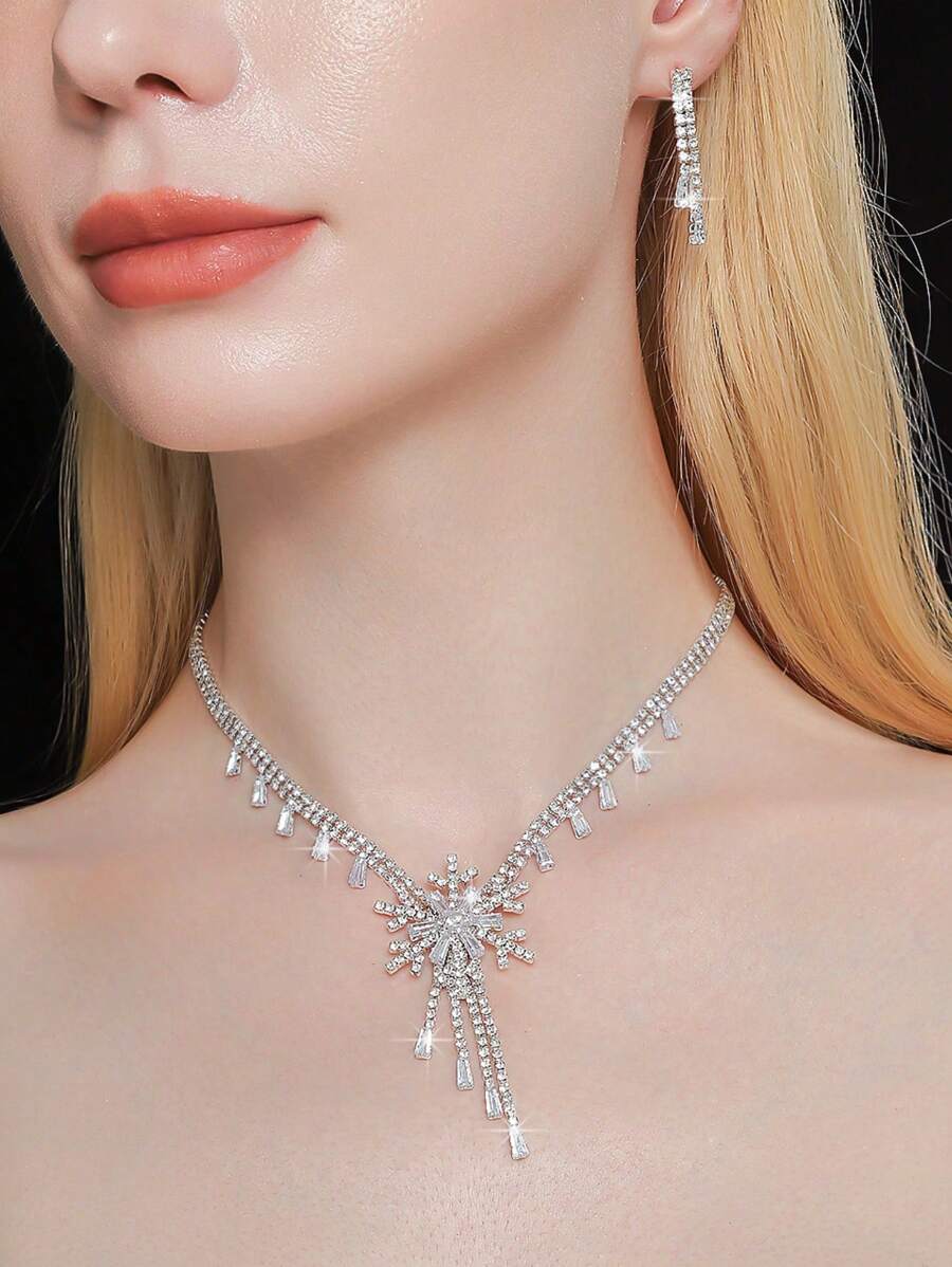 闪闪发光的雪花锆石吊坠项链耳环首饰套装，优雅的圣诞派对礼服配饰，适合作为礼物锆石首饰套装
