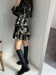 Vestido mini elegante al estilo coreano con diseño de impresión de tinta, cuello redondo, cintura alta estilizante, manga farol y volante en el bajo - Negro - Ver 2