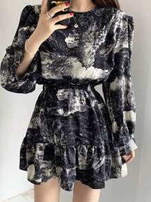 Vestido mini elegante al estilo coreano con diseño de impresión de tinta, cuello redondo, cintura alta estilizante, manga farol y volante en el bajo - Negro - Ver 1