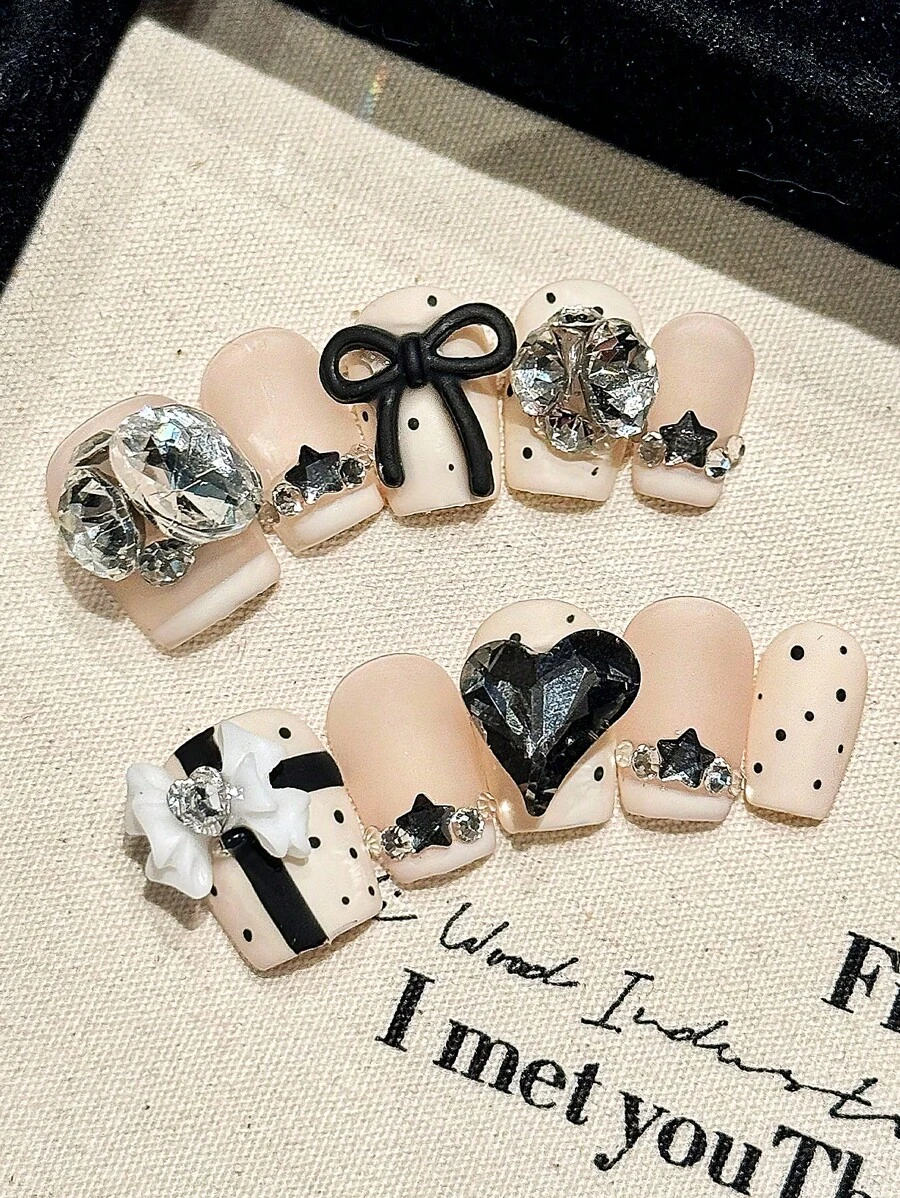 10 件手工按压指甲裸粉色黑色法式心形假指甲片 3D 蝴蝶结雪花星星水钻长棺材新年指甲配果冻胶和指甲锉美甲用品