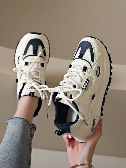 Nuevas zapatillas con suela gruesa, versátiles, de moda en beige con malla gruesa; zapatos casuales de parche azul para exteriores, para todas las estaciones