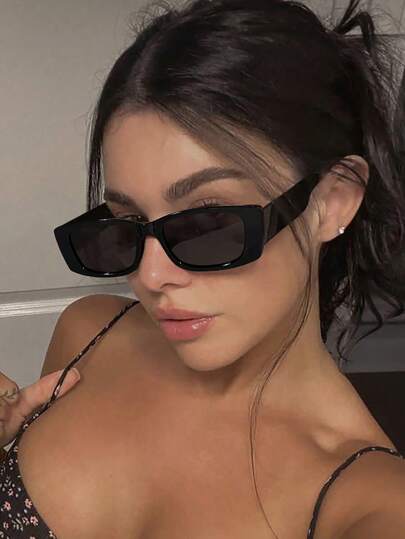 一副方形小框时尚眼镜，复古个性休闲女式眼镜，适合日常佩戴、街头摄影、度假、旅行、夏季海滩、户外活动和海滩旅行配饰