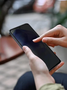 3片装全屏隐私保护膜，兼容三星、荣耀手机 - 防窥、防静电、防碎裂、防指纹、防油污，五合一防护，35度防窥，全屏覆盖，无白边，钢化玻璃膜；也兼容小米、红米手机 - 超薄边框，高铝玻璃，高透光率，不反光，无气泡，触感顺滑，灵敏触控，适用于摩托罗拉、Realme等手机