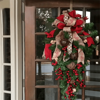 Corona navideña clásica de plástico para la puerta delantera: durable e instalación fácil para la decoración festiva