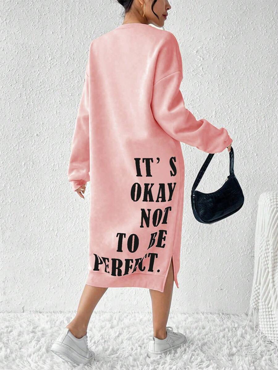这款中等厚度的时尚卫衣裙在春夏两季非常流行。它背面印有字母图案，侧边开衩，宽松的版型，长袖，及膝下摆，适合全年穿着。裙身印有“IT'S OKAY NOT TO BE PERFECT”（不完美也没关系）的字母图案，专为春秋两季设计，是休闲外出、购物和约会的理想之选。也是情人节的必备单品。粉色