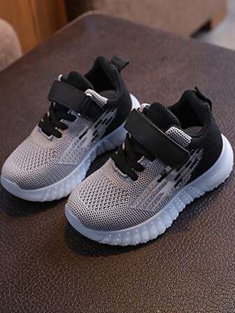 1 双儿童时尚针织运动鞋，系带和钩环扣，适合户外徒步和运动