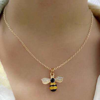 1 件蜜蜂吊坠钻石镶嵌短项链，带领