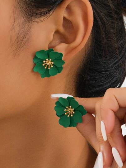 一对花卉喷漆绿色耳环，适合女性度假时佩戴