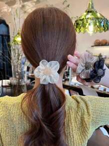 Aylhfo Set de 3 accesorios para el cabello de niña con diseño floral, que incluye: 1 coletero de flor de organza beige, 1 flor marrón y 1 liga para el cabello negra para uso diario