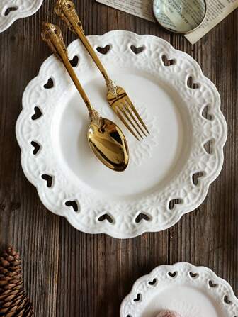 1pc European Style Embossed Heart Shaped Ceramic Plate, White Hollow Heart Plate For Home Use, Cake Display Tray, Suitable For Breakfast, Desserts And Snacks, Hollow Dessert Plate, Breakfast Plate, Ceramic Fruit Dish, Holiday Gift, Perfect Birthday Gift