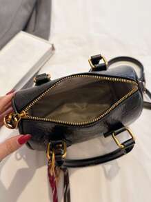 优质精致日常休闲简约纯色斜挎包，精美多功能上班通勤外出约会女士单肩包，秋冬流行设计感钥匙吊坠女士手提包 - 黑色 - 查看 9