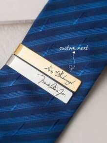 1 pieza Clip de corbata personalizado con nombre, Gemelos de acero inoxidable con letra personalizada, Broche de solapa para boda, Accesorio de moda de caballero, Regalo para hombre, Estilo sencillo, Oro, Plata, Elegante, Colorido, Vintage, Sencillo, Unisex, Casual, Lindo, Personalizado, Único, Regalo ideal para él, Regalo ideal para ella, Ella, Novio, Novia, Papá, Mamá, Familia, Amigos, Para aniversarios, Para cumpleaños, Para graduación, Para baile de graduación, Para fiestas, Temporada de baile de graduación