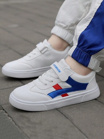 1 双男女款儿童休闲平底帆布鞋，采用钩环带设计，适合所有季节