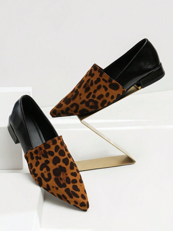 Chaussures plates à enfiler pour femmes avec style rétro britannique, à bout pointu, dans un style blocs de couleurs léopard à la mode