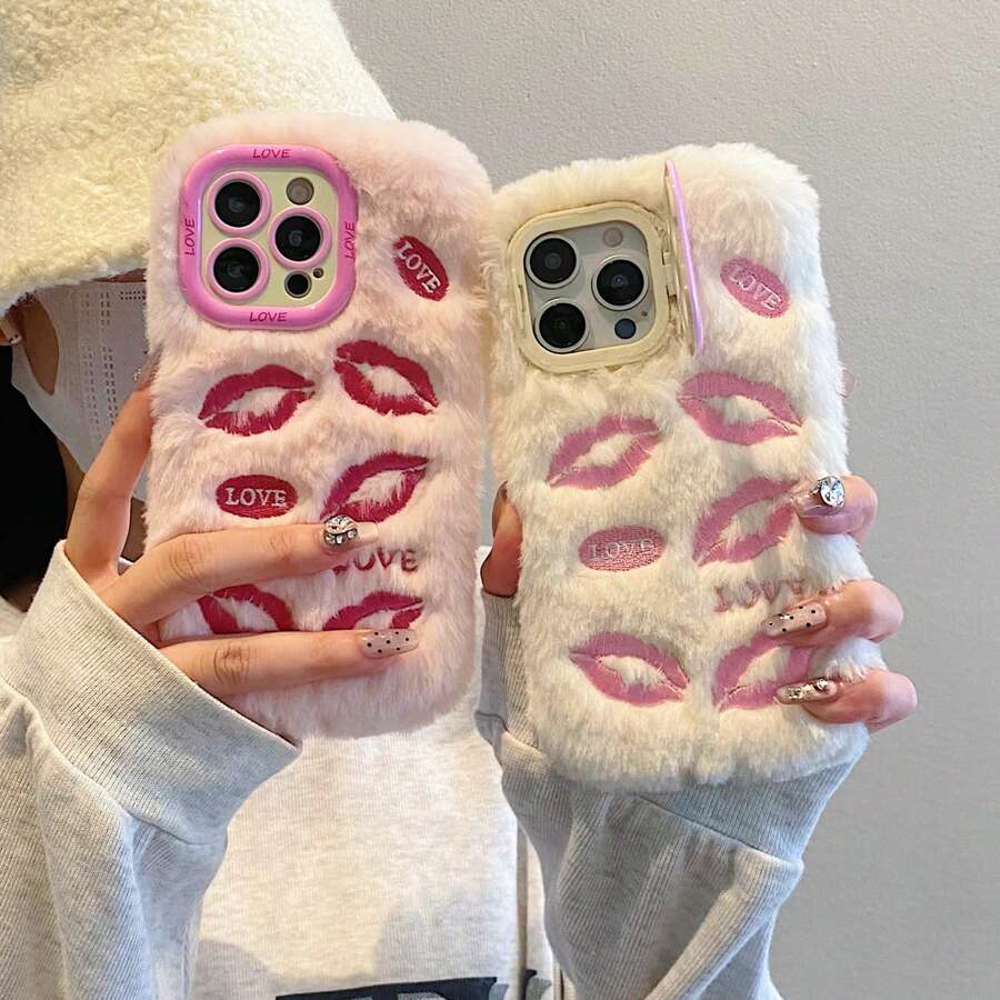 Nuova custodia per telefono antiurto invernale monocolore + 7 pezzi di labbra di peluche rosse + supporto per lenti + set completo di custodie per telefono, compatibile con iPhone 16, iPhone 16 Pro, iPhone 16 Plus, iPhone 16 Pro Max, iPhone 15, iPhone 15 Pro Max, 12 Pro Max, 13 Pro Max, 14 Pro Max, 13, 14, 11, 12 Pro, 14, S22 Ultra, A53, S23 Ultra, S24, S23, ecc.