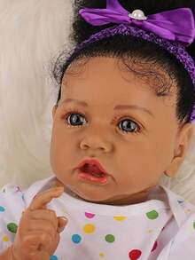 Búp bê em bé châu Phi tái sinh bằng nhựa vinyl mềm mại giống thật kích thước 22 inch 55 cm Công chúa sơ sinh đáng yêu Đồ chơi trang trí nhà cửa (Một số bộ phận ngẫu nhiên, bao gồm núm vú giả, bình sữa, tã, phụ kiện tóc và bộ quần áo) - Màu Lilac Tím - Xem 4