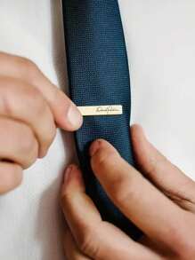 1 pieza Clip de corbata personalizado con nombre, Gemelos de acero inoxidable con letra personalizada, Broche de solapa para boda, Accesorio de moda de caballero, Regalo para hombre, Estilo sencillo, Oro, Plata, Elegante, Colorido, Vintage, Sencillo, Unisex, Casual, Lindo, Personalizado, Único, Regalo ideal para él, Regalo ideal para ella, Ella, Novio, Novia, Papá, Mamá, Familia, Amigos, Para aniversarios, Para cumpleaños, Para graduación, Para baile de graduación, Para fiestas, Temporada de baile de graduación