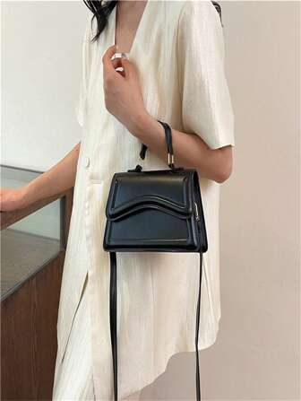 Neue Mode Umhängetasche PULeder Umhängetasche Einfarbig Lässiger Stil Umhängetasche für Frauen/Mädchen Modisch Minimalistisch Einfarbig Schulter- & Umhängetasche, mit Metallgriff, kleine quadratische Tasche für Frauen leicht, Business Lässig Mini Quadratische Tasche Einfarbig Schwarz Klappe Design für Teenager-Mädchen