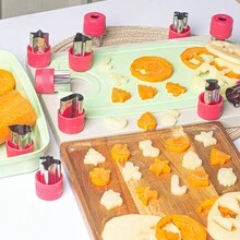 12 件圣诞主题蔬菜水果形状饼干模具套装 - 圣诞树、雪人、姜饼人、铃铛、天使等形状的便当盒配件，适用于装饰圣诞饼干、饼干和糖果圣诞礼物圣诞快乐平安夜圣诞派对 - 紅色 - 查看 8