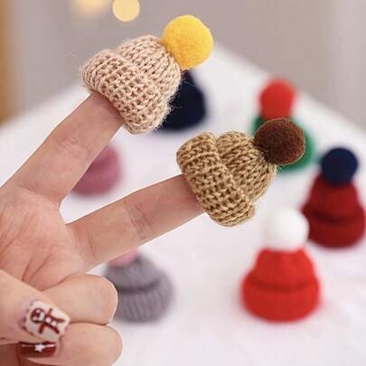 20个迷你针织帽装饰品 - 色彩鲜艳的节日布艺装饰品，适用于圣诞树、DIY工艺配件、节日悬挂装饰，质地柔软，不含羽毛 - 非常适合冬季仙境主题派对，也是生日、毕业典礼的理想礼物。