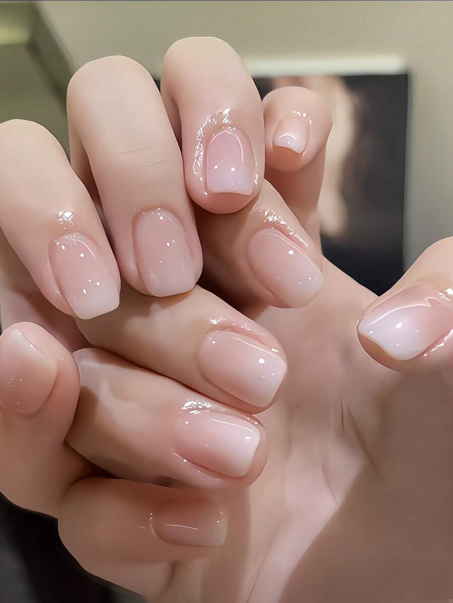 24片短方形极简渐变白色法式美甲全覆盖贴纸，瞬间提升您的美甲档次。本款美甲贴纸套装使用果冻胶，随机发货。