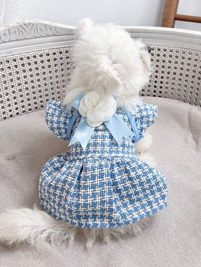 1 chiếc váy thú cưng có trang trí nơ dễ thương